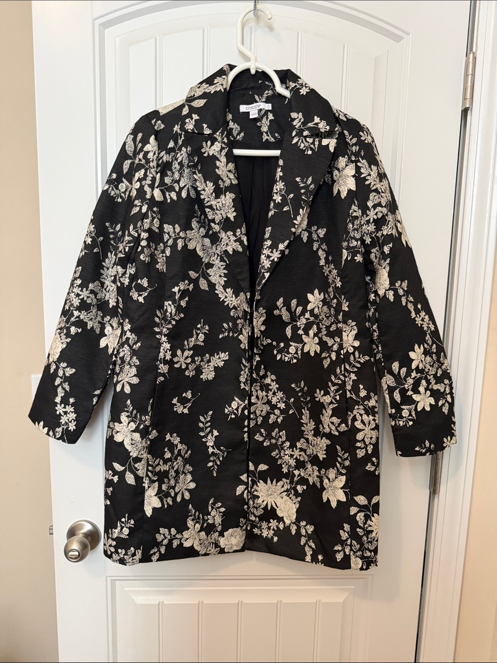 Chico size 0 EUC Floral Jacquard Topper Jacket Black & Cream
